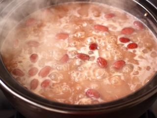 红糖腊八粥,继续中火煮沸后，转小火炖煮至米汤汁变得越来越浓稠时。