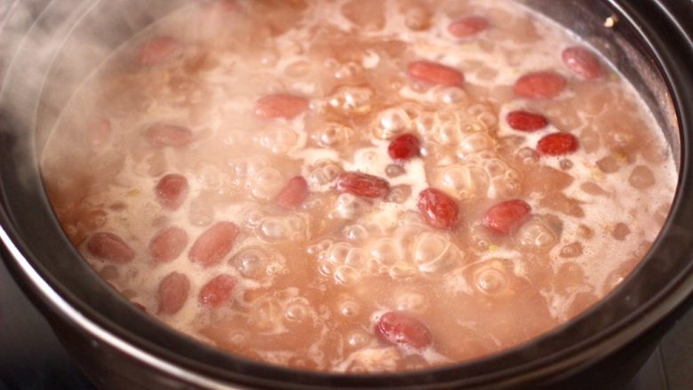 红糖腊八粥,继续中火煮沸后，转小火炖煮至米汤汁变得越来越浓稠时。