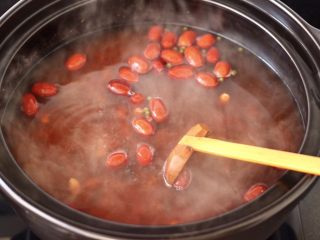 红糖腊八粥,中火煮沸，小火继续炖煮半个小时左右。