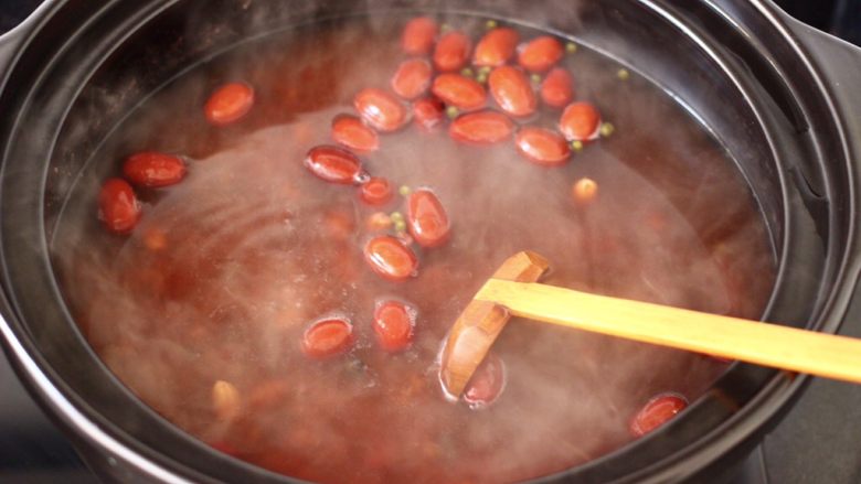 红糖腊八粥,中火煮沸，小火继续炖煮半个小时左右。