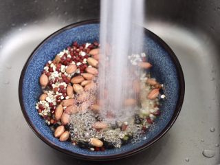 红糖腊八粥,把绿豆、红豆、花生米、红枣、麦仁和薏米用清水冲洗干净。