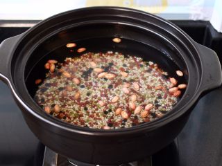 红糖腊八粥,砂锅里加入适量清水、先把浸泡后的食材，放进砂锅里、大火煮沸后。