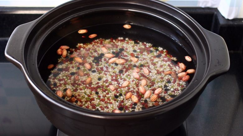 红糖腊八粥,砂锅里加入适量清水、先把浸泡后的食材，放进砂锅里、大火煮沸后。