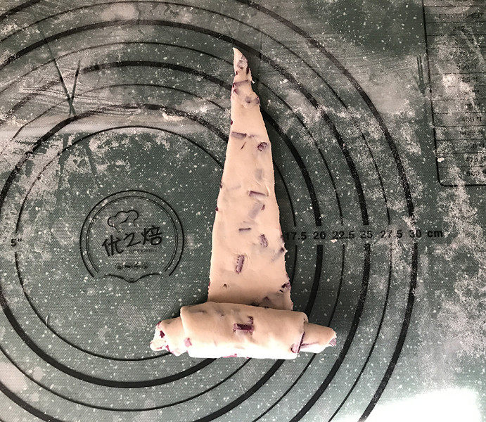 紫薯小馒头,取一个三角形小面片，从大头一端卷起来
