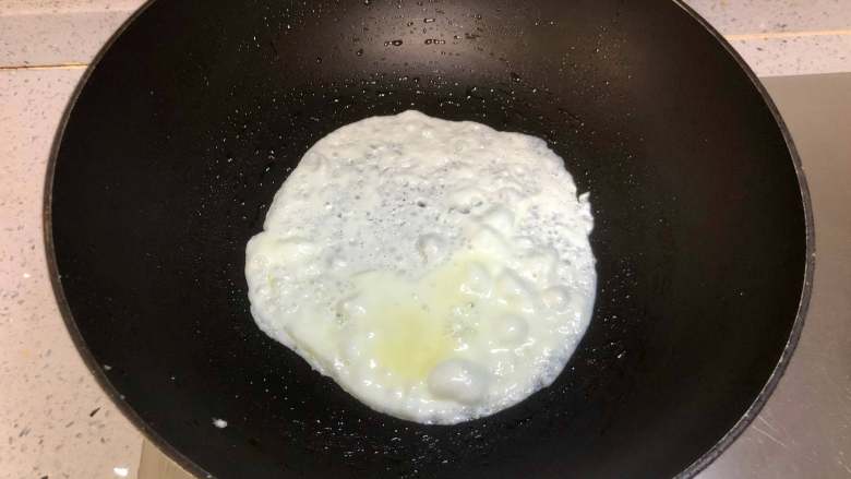 蛋包饭也可以萌萌哒，糖果的造型超吸睛！,不粘锅刷一层食用油，把鸡蛋清煎熟，用小火慢煎，注意不要煎焦了。