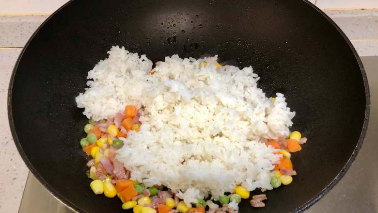 蛋包饭也可以萌萌哒，糖果的造型超吸睛！,下入米饭翻炒。