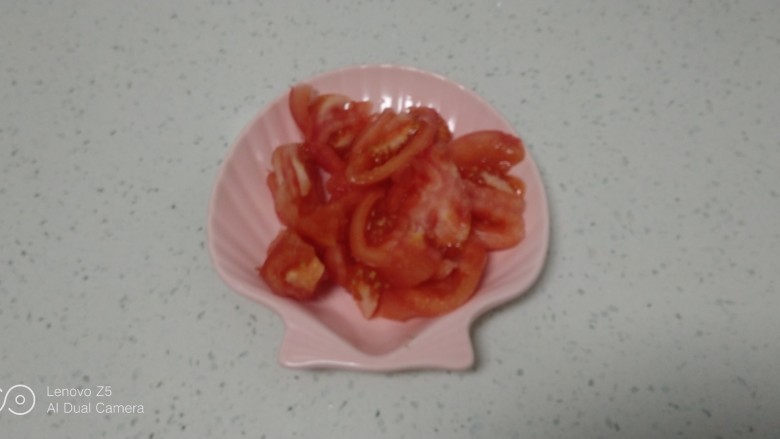 西红柿、香菇炖粉条,西红柿切块