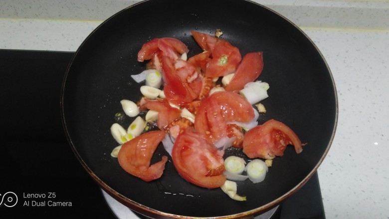西红柿、香菇炖粉条,放入西红柿