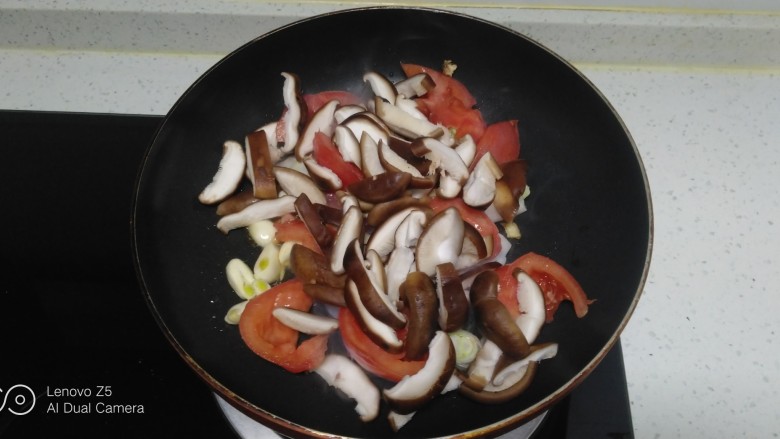 西红柿、香菇炖粉条,放入香菇
