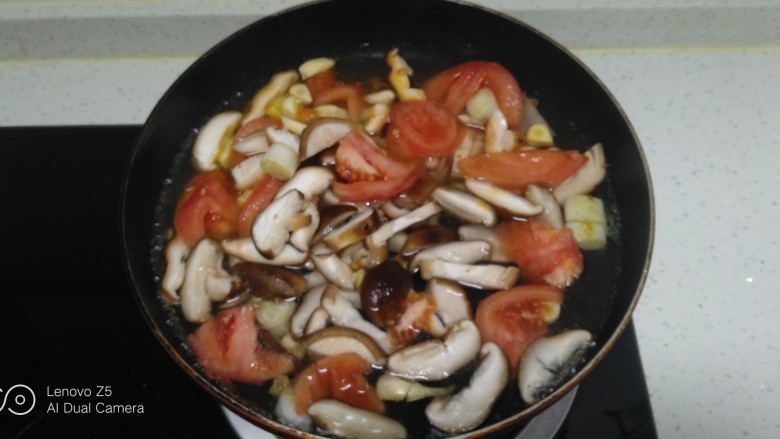 西红柿、香菇炖粉条,翻炒均匀，加入适量开水