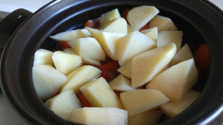 土豆牛腩煲,盖上盖子小火慢慢10分钟。