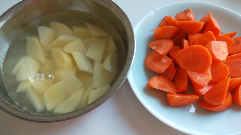 土豆牛腩煲,土豆用清水泡一下。