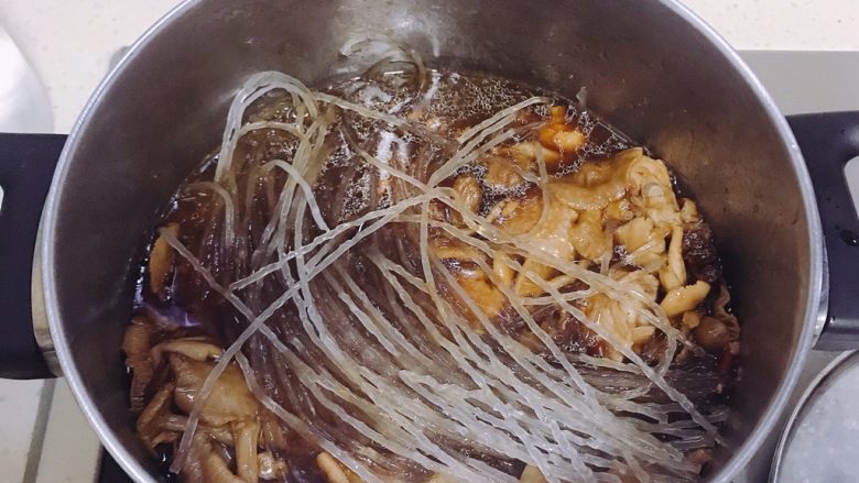 小鸡炖蘑菇粉条,煮一段时间加入粉条