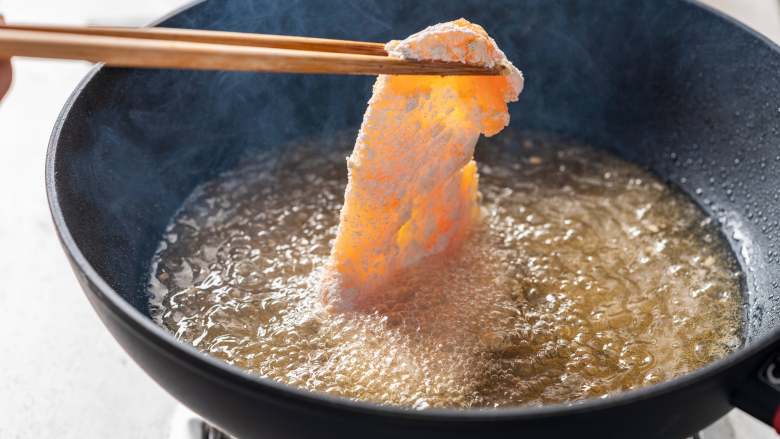 诗仙范闲惊艳的~酸辣蜜恋酱鸡排,锅烧热加入花生油，烧至6成热放入裹好面粉的鸡胸。