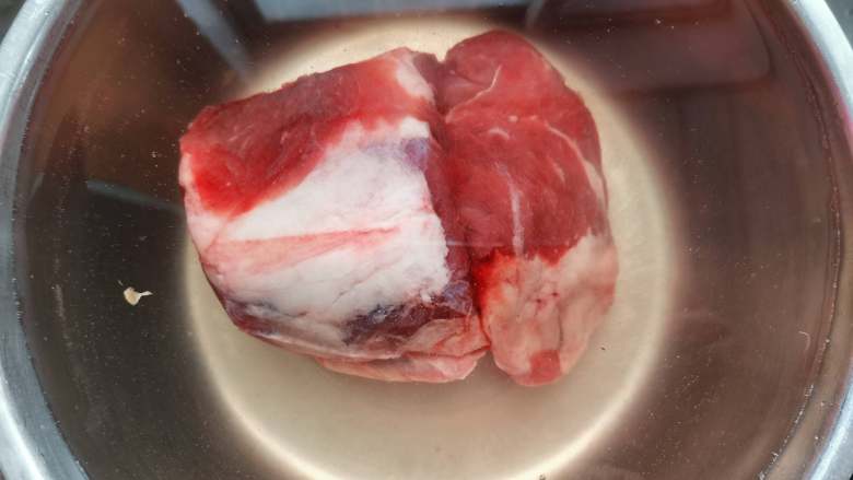 五香酱牛肉,如果锅小，可以把<a style='color:red;display:inline-block;' href='/shicai/ 4956'>牛腱子肉</a>用刀切开，然后在冷水中浸泡30分钟，这样做的目的是为了去除血水，泡过以后把水倒掉不用。
