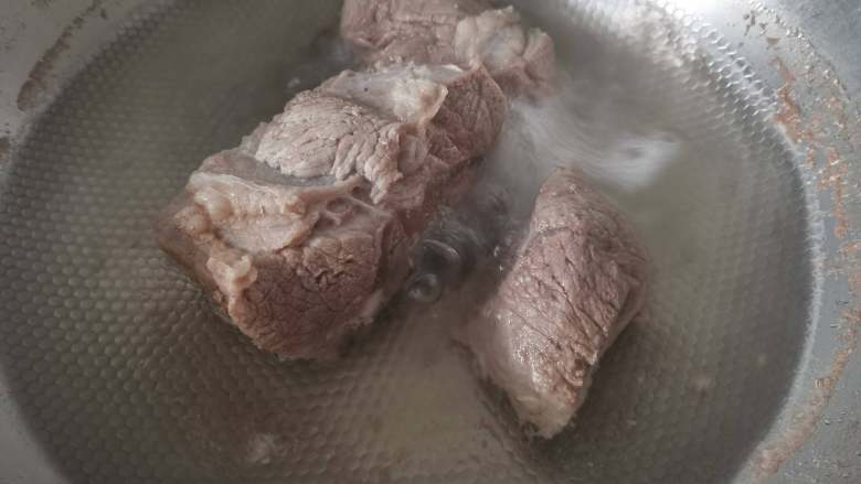 五香酱牛肉,煮好以后捞出来，然后用冷水冲洗一下，这样能让肉质变得紧实，煮熟后肉不会散。

