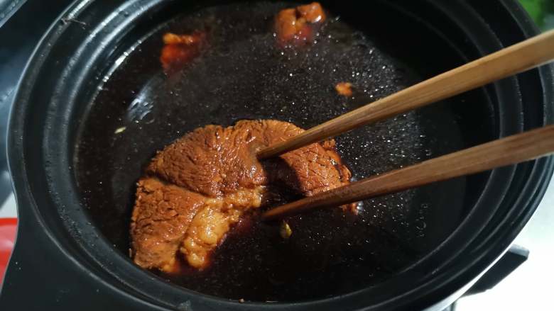 五香酱牛肉,在肉煮到八分熟的时候，加入适量的盐。煮到用筷子能扎透肉为就行，煮的太熟烂切的时候肉容易散，这个时候就可以关火了。
