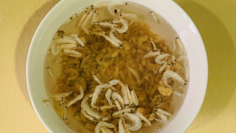 香葱海米,加入热开水浸泡，因为我急着吃，所以加开水会快些，如果不急，可以用冷水慢慢泡