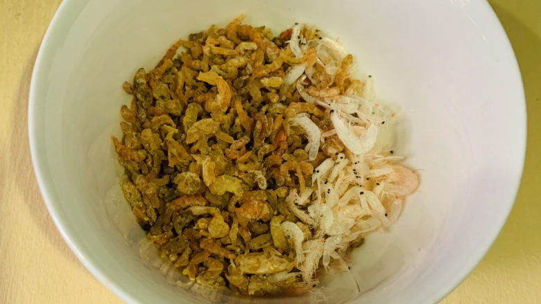 香葱海米,将海米倒入碗中，家里刚好有虾米，就加了一点点，是想尝试哪种好吃😋