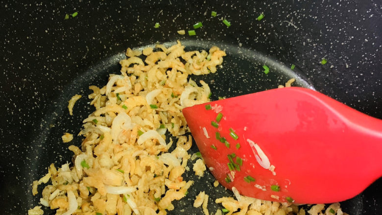 香葱海米,继续小火慢炒，因为我的是咸海米，所以不在加盐了，如果是淡的，可以加点盐
