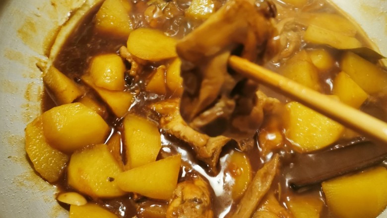 红烧土豆鸡块,用筷子试一下 轻松穿透鸡肉  表明已经熟了 大火收汁  关火