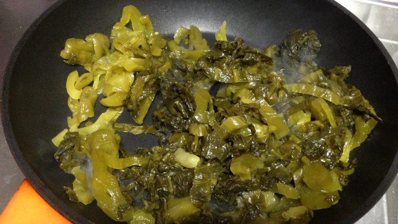 老坛酸菜鱼,锅内加少许油烧热倒入酸菜丝翻炒至发出香味备用