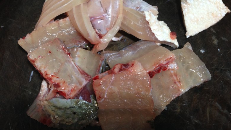 老坛酸菜鱼,用刀紧贴骨头剔除腹部的大刺，剩下净鱼肉，鱼排剁成长约5厘米的块，鱼头剖成两半