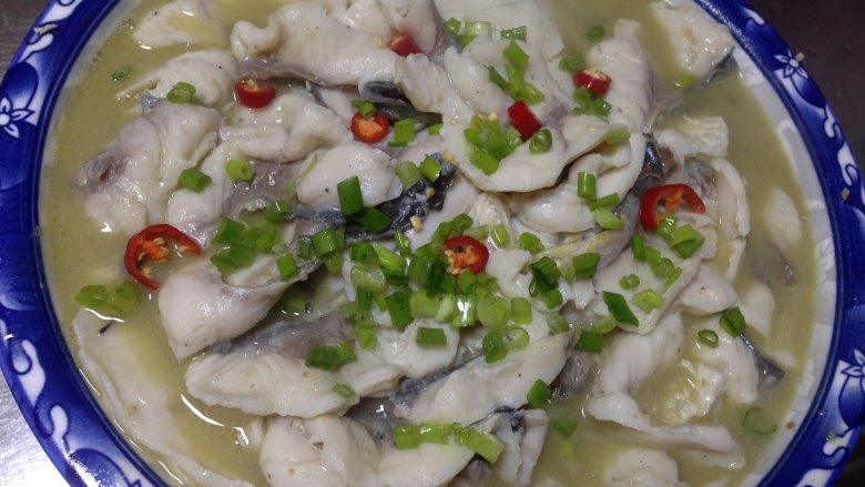 老坛酸菜鱼,
把油浇在鱼片上即可。浇上去吱啦一声才够味。