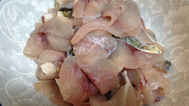 老坛酸菜鱼,片好的鱼片加盐搓洗干净用清水冲洗到没有血污，重复三次