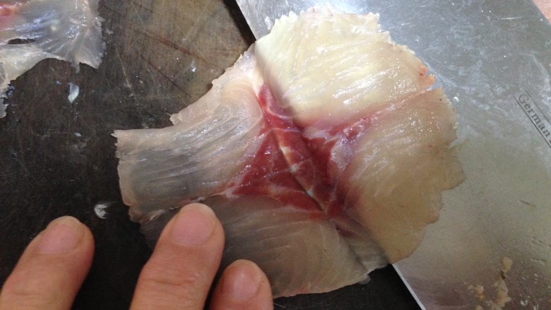 老坛酸菜鱼,
刀倾斜与鱼肉成小于40度的角，小心片下鱼肉，刀深至鱼皮处不要切断，再片下第二片切断，不要太厚和太薄