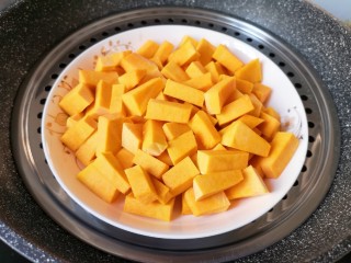 奶香南瓜粥,放在盘子里隔水蒸熟。