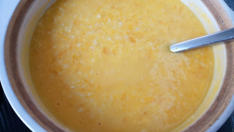 奶香南瓜粥,加入到牛奶麦片粥里面，搅拌均匀。
