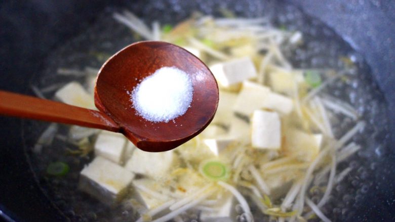 海蛎子豆腐青菜汤,这个时候根据个人口味，加入适量的盐调味。