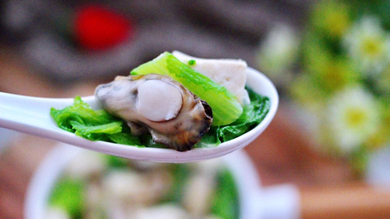 海蛎子豆腐青菜汤,吃上一口超满足，真的是鲜掉眉毛木有人管哟。
