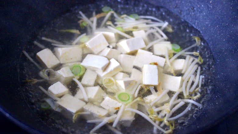 海蛎子豆腐青菜汤,放入焯水的豆腐块。