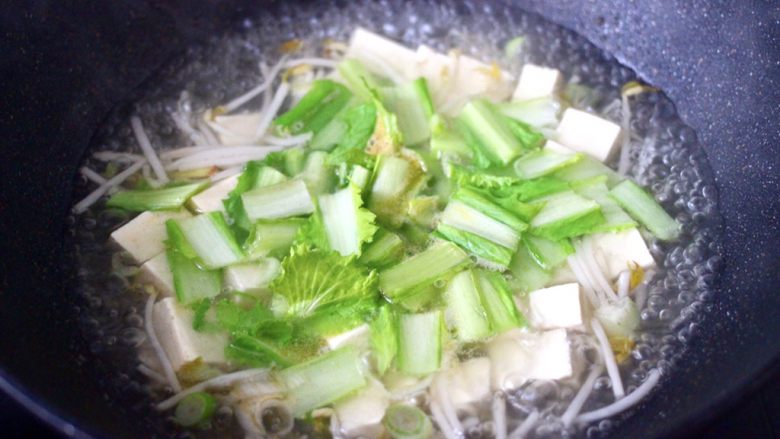 海蛎子豆腐青菜汤,大火烧开后，先放入小白菜茎煮沸。