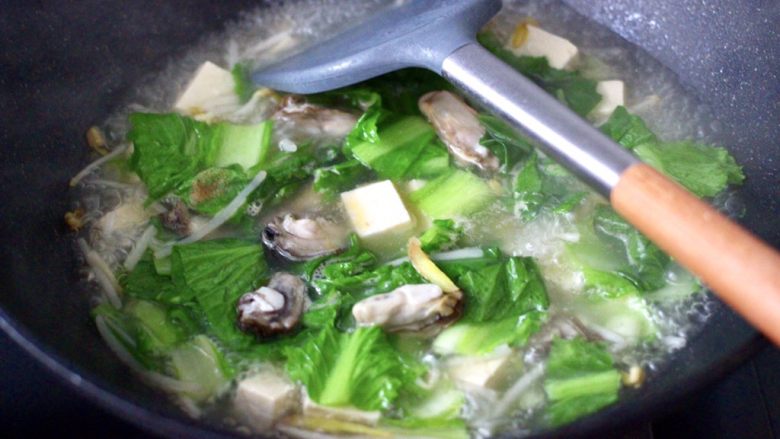海蛎子豆腐青菜汤,把所有的食材混合均匀煮沸后。