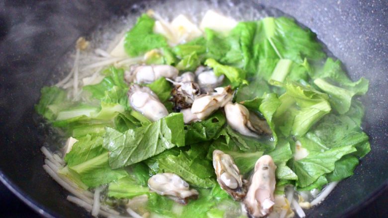 海蛎子豆腐青菜汤,再放入小白菜叶和海蛎子肉。