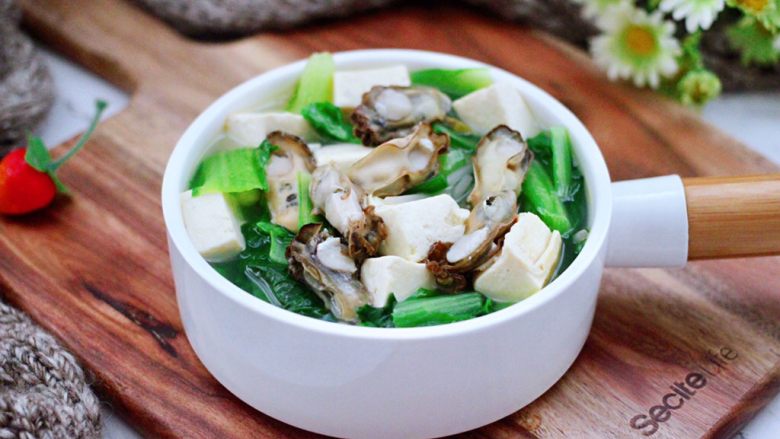 海蛎子豆腐青菜汤,把做好的海蛎子豆腐青菜汤，盛入碗中即可享用。