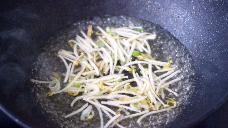 海蛎子豆腐青菜汤,锅中倒入适量的清水煮沸后。