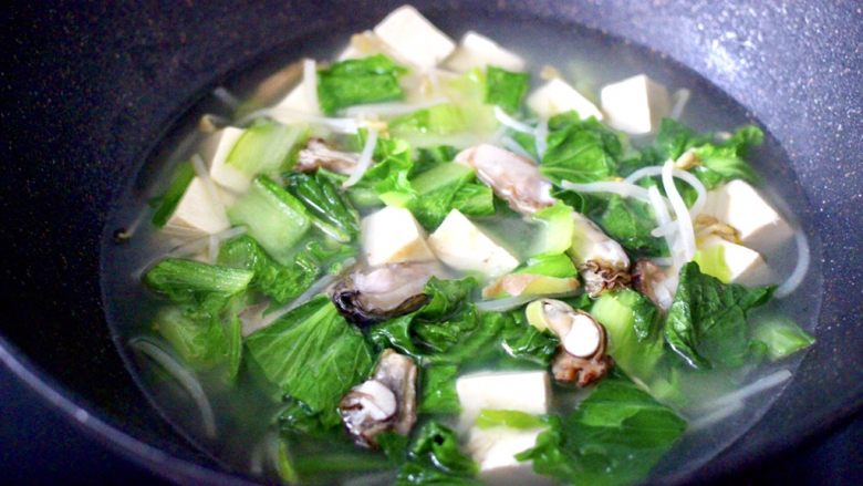 海蛎子豆腐青菜汤,鲜美无比又营养丰富的海蛎子豆腐青菜汤就做好了。