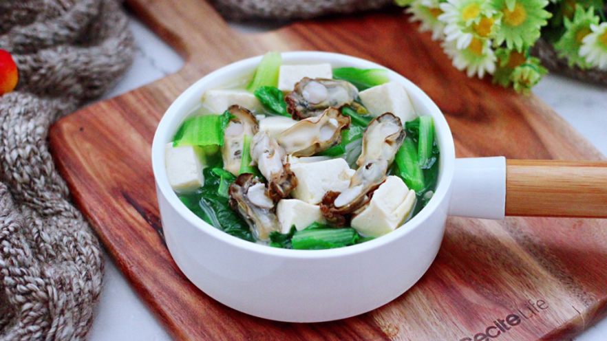 海蛎子豆腐青菜汤