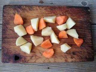 土豆牛腩煲,土豆、胡萝卜洗净去皮切滚刀块。