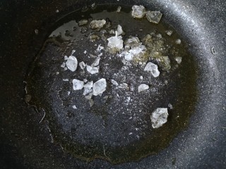 土豆牛腩煲,锅中留底油，下入冰糖炒焦糖色。