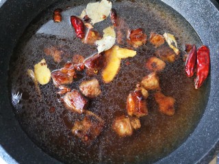 土豆牛腩煲,加入足量的热水。