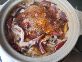 土豆牛腩煲,加一勺（约20克）味极鲜酱油继续煮开（这里最好加足量的水）。