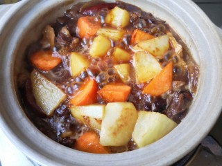 土豆牛腩煲,再加入煎过的土豆和胡萝卜。