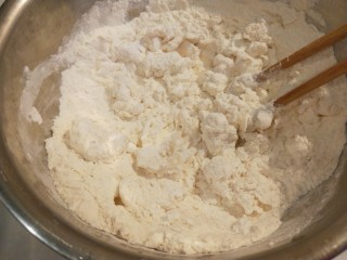 家常千层饼,面粉倒入适量水搅拌。