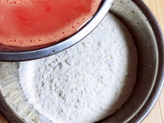 彩色水饺,准备好面粉，倒入胡萝卜汁。