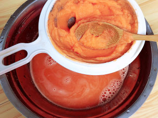 彩色水饺,将胡萝卜过滤，滤出胡萝卜汁。